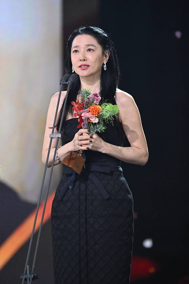지난달 31일 서울 여의도 KBS홀에서 진행된 ‘2025 KBS 연기대상’에서 여자 최우수상을 받은 이영애가 소감을 밝히고 있다. 사진 | KBS