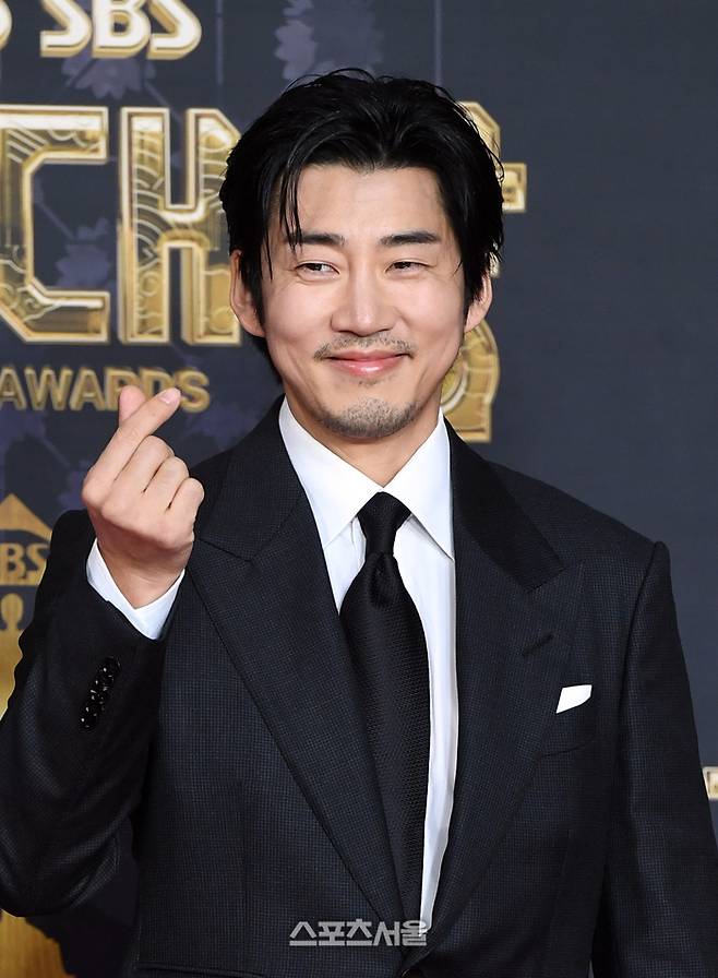 배우 윤계상이 31일 서울 마포구 SBS 프리즘타워에서 진행된 ‘2025 SBS 연기대상’ 참석에 앞서 포토월 앞에 서서 취재진을 향해 포즈를 취하고 있다. 2025. 12. 31.  박진업 기자 upandup@sportsseoul.com