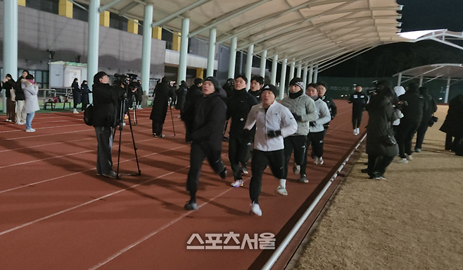 진천 국가대표선수촌에서 열린 신년공개훈련에서 주요 종목 국가대표 선수들이 새벽 훈련에 참가해 러닝하며 몸을 풀고 있다. 사진 | 진천=김용일 기자