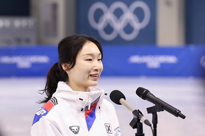 충청북도 진천군 진천국가대표선수촌에서 열린 신년 훈련공개 행사에서 제25회 밀라노 코르티나담페초 동계올림픽 출전을 앞둔 쇼트트랙 국가대표 최민정이 취재진과 인터뷰하며 밝은 표정을 짓고 있다. 사진 | 진천=연합뉴스