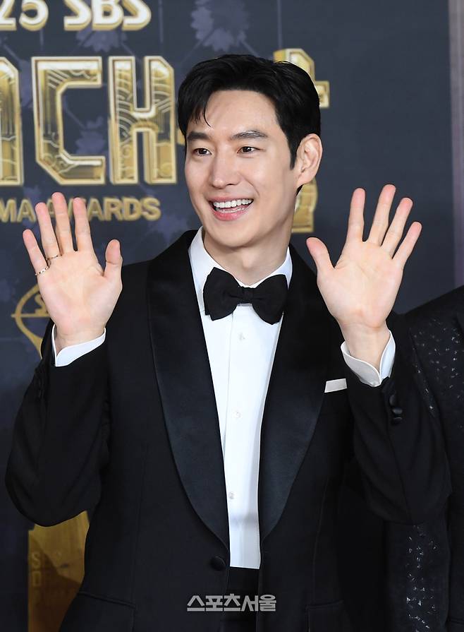 배우 이제훈이 31일 서울 마포구 SBS 프리즘타워에서 진행된 ‘2025 SBS 연기대상’ 참석에 앞서 포토월 앞에 서서 취재진을 향해 포즈를 취하고 있다. 2025. 12. 31.  박진업 기자 upandup@sportsseoul.com