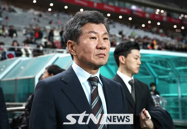 18일 오후 서울 마포구 서울월드컵경기장에서 열린 축구 국가대표팀 평가전 대한민국과 가나의 경기에 앞서 정몽규 대한축구협회장이 경기장으로 들어서고 있다. /사진=뉴시스