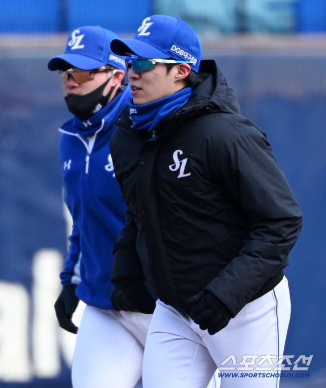 16일 삼성 라이온즈 선수단이 대구 삼성라이온즈파크에서 스프링캠프 훈련을 가졌다. 오승환과 원태인이 워밍업을 하고 있다. 대구=허상욱 기자wook@sportschosun.com/2022.02.16/