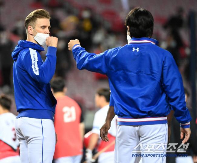 2021 KBO리그 삼성 라이온즈와 KIA 타이거즈의 경기가 12일 광주 KIA 챔피언스필드에서 열렸다. 삼성이 2대1로 승리했다. 경기 종료 후 기쁨을 나누는 삼성 선수들의 모습. 광주=허상욱 기자 wook@sportschosun.com/2021.10.12/