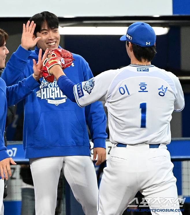 22일 대구 삼성라이온즈파크에서 열린 한화와 삼성의 플레이오프 4차전, 8회초 이호성이 하주석을 2루 땅볼로 처리하며 이닝을 끝마치고 있다. 이호성을 맞이하는 원태인의 모습. 대구=허상욱 기자wook@sportschosun.com/2025.10.22/