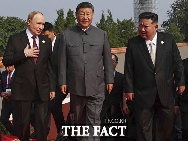 지난해 9월 중국 전승절 80주년 기념 열병식에서 나란히 망루에 오른 블라디미르 푸틴 러시아 대통령(왼쪽부터), 시진핑 중국 국가주석, 김정은 북한 국무위원장이다. /뉴시스