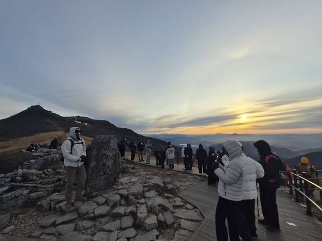 해가 떠오르는 방향을 향해 서석대 능선에 줄지어 선 등산객들. 송보현 기자