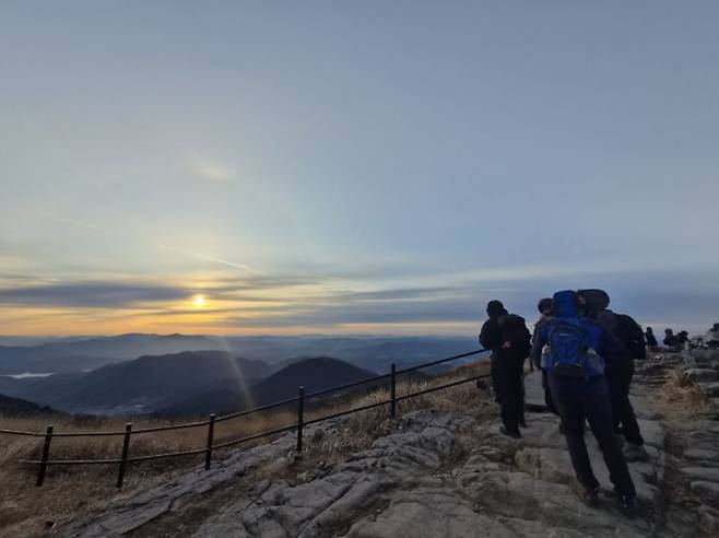 무등산 서석대 일출을 바라보는 탐방객들. 송보현 기자