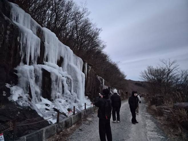 서석대 방향 탐방로 절벽에 형성된 고드름. 추위 속 멈춰 서서 사진을 찍는 시민들. 송보현 기자