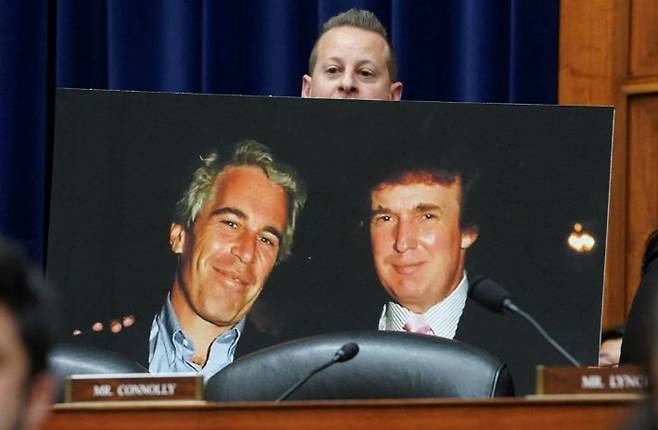 도널드 트럼프 대통령과 제프리 엡스타인(왼쪽)의 과거 사진. 연합뉴스