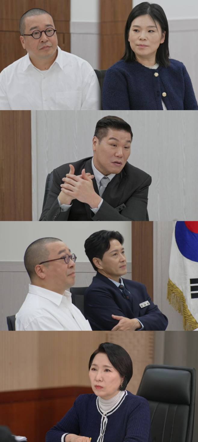 JTBC ‘이혼숙려캠프’ 18기 첫 부부가 1월 1일 밤 10시 10분 방송에 등장한다. 결혼 24년 차 펜션 운영 부부는 끊임없는 잔소리와 업무 지시를 하는 아내와 무뚝뚝하게 소통을 거부하는 남편의 갈등을 보여준다. 남편 영상에서는 아내의 과도한 지시가, 아내 영상에서는 펜션과 집안일을 도맡으며 남편의 무시 속에 외로움을 느끼는 모습이 그려져 분위기가 반전된다. 이호선 상담가는 부부에게 새로운 가족 규칙을 제안하고, 거울 치료 심리극을 통해 각자의 문제를 직면하는 시간을 가질 예정이다.​​​​​​​​​​​​​​​​ ‘이혼숙려캠프’ 18기 부부 등장 (사진=JTBC)