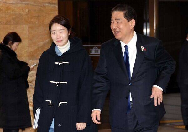 김병기 전 더불어민주당 원내대표와 강선우 의원이 24일 오후 서울 여의도 국회에서 열린 제430회국회(임시회) 제2차 본회의를 마치고 밖으로 나오고 있다. /뉴시스