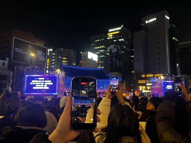 2026년 새해를 맞이한 1일 서울 종로구 보신각 타종행사에 많은 시민들이 참석하고 있다./임희재 기자