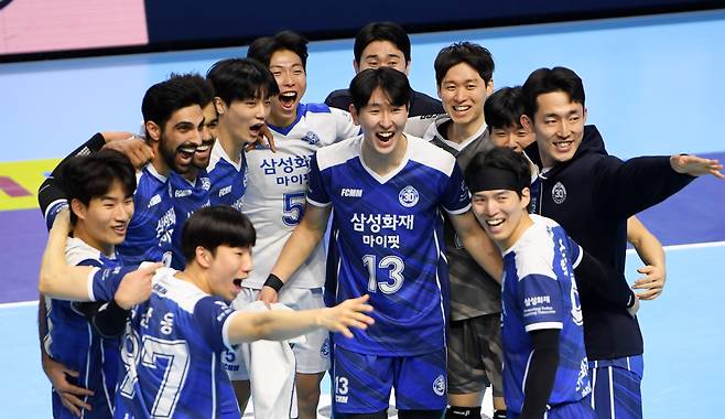 1일 인천 계양체육관에서 열린 V리그 대한항공과 삼성화재의 경기. 5세트 접전 끝 승리한 삼성화재 선수들이 환호하고 있다. /박재만 스포츠조선 기자