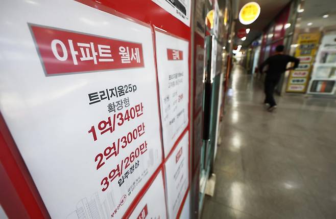 올해 서울 아파트 월세 상승률이 처음으로 3%대를 넘기며 역대 최고치를 기록했다.   한국부동산원에 따르면 올해 1∼11월 서울 아파트 월세는 3.29% 올랐다.  관련 통계를 작성한 2015년 이후 처음으로 연간 상승률 3%대에 진입했으며, 지난해(2.86%)에 이어 2년 연속 역대 최고치를 경신했다.  사진은 21일 오후 서울 시내의 부동산 모습.  (서울=뉴스1)