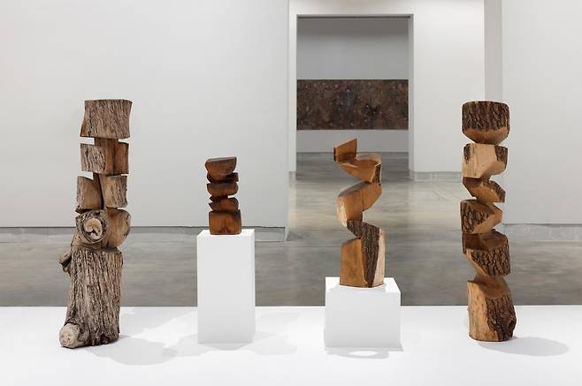 ‘전기톱을 든 할머니 조각가’ 김윤신의 나무 조각 작품. 3월 경기 용인 호암미술관에서 70년 작업 세계를 조명하는 첫 대규모 회고전이 열린다. 김윤신 작가 제공