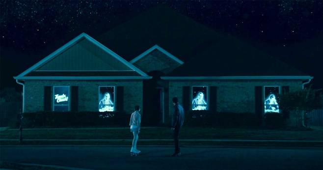 영화 ‘척의 일생’은 척(톰 히들스턴)의 일생을 소우주에 빗대 담아낸 작품이다. 워터홀컴퍼니 제공