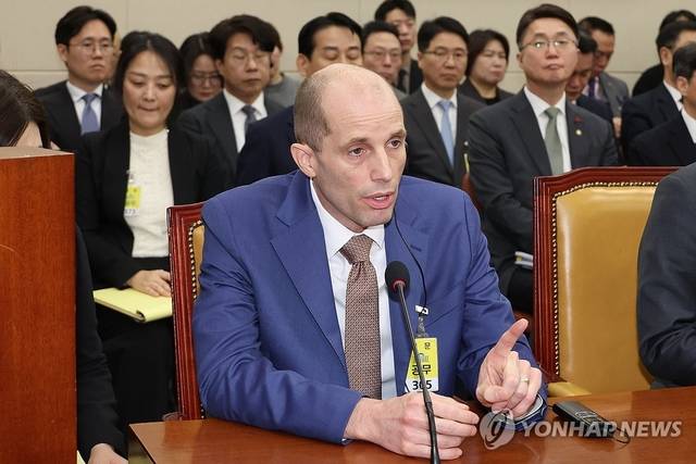 해롤드 로저스 쿠팡 임시대표가 지난 31일 국회에서 열린 '쿠팡 침해사고 및 개인정보 유출, 불공정 거래, 노동환경 실태 파악과 재발 방지 대책 마련을 위한 청문회'에서 답변 태도에 대해 지적하며 사과를 요구하자 항변하고 있다. [연합뉴스]