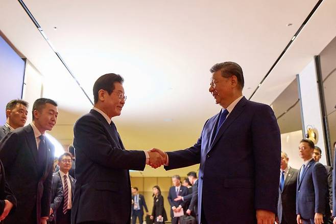 이재명 대통령이 지난해 11월 1일 경북 경주 소노캄 그랜드 볼룸에서 시진핑 중국 국가주석 국빈 만찬을 마친 뒤 시 주석을 환송하고 있다. 이재명 대통령 SNS