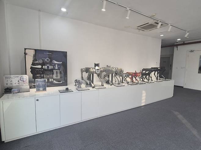 중국 항저우 유니트리 본사 1층 로비에 전시된 유니트리 로봇의 제품들. 사진=연지안 기자