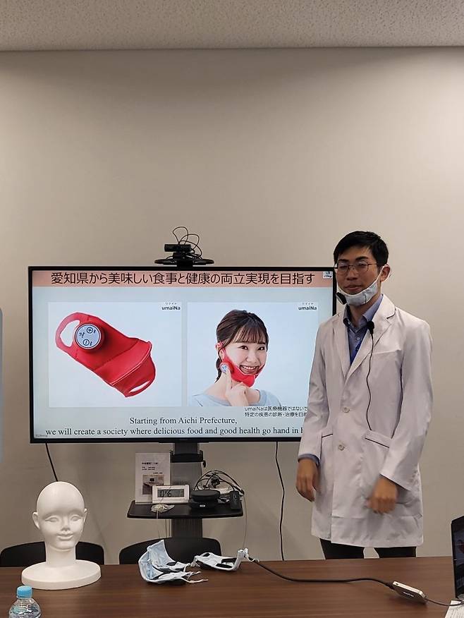 후쿠시마 타이키 유빙 최고경영자가 지난해 11월 20일 일본 아이치현 나고야시 ‘스테이션Ai’에서 전기 미각 기술이 적용된 마스크 제품인 '우마이나'를 소개하고 있다.