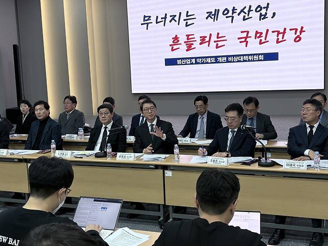 지난달 22일 한국제약바이오협회를 중심으로 한국바이오의약품협회, 한국의약품수출입협회, 한국신약개발연구조합, 한국제약협동조합 등 5개 단체로 구성된 ‘제약바이오산업 발전을 위한 약가제도 개편 비상대책위원회\'가 긴급 기자회견을 열고 정부의 약가제도 개편안 전면 재검토를 촉구했다. 앞줄 왼쪽 둘째·셋째가 비대위 공동위원장인 노연홍 한국바이오의약품협회장, 윤웅섭 일동제약 대표. 최지현 기자