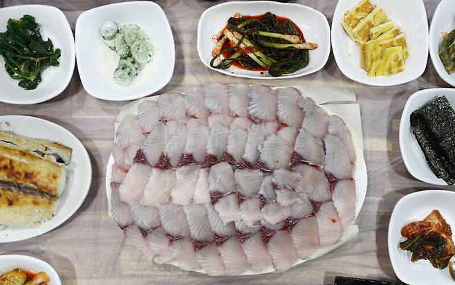 ‘헤밍웨이식당’에 차려진 삼치 밥상. 박미향 기자