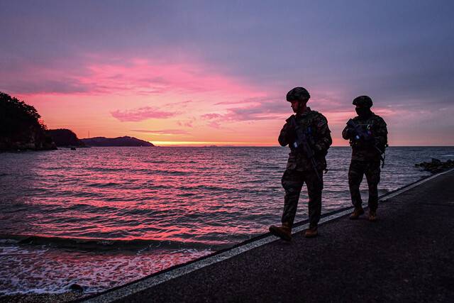 지난 23일 서해 최전방 말도에서 해병대 대원들이 일출 시간 해안경계작전 임무(수제선 정찰)를 수행하고 있다. ‘수제선’이란 물과 육지가 닿아서 이루는 선을 말하며 새벽녘에 해안선에서 실시하는 정찰활동으로 해안에 유기된 물건(침투장비, 복장 등)이나 철책절단 흔적을 발견하는 데 주안을 두고 실시한다. 해병대사령부 제공