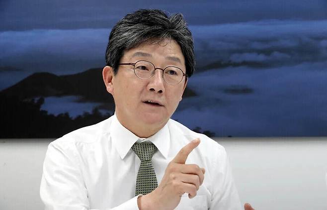 유승민 전 의원이 2021년 5월 대선 출마를 앞두고 한겨레와 인터뷰를 하고 있다. 김경호 선임기자 jijae@hani.co.kr