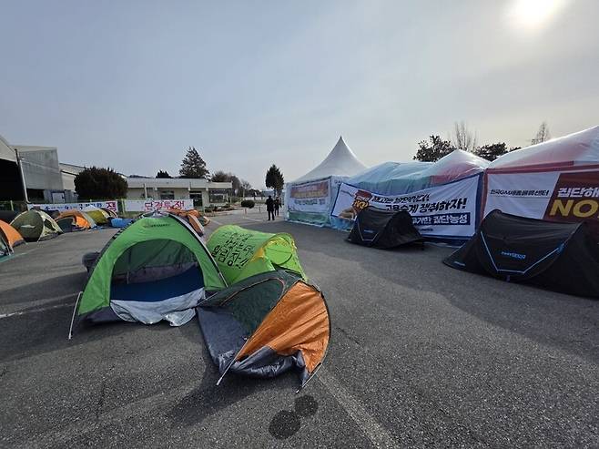1일 세종 연기군 지엠세종부품물류센터 앞 주차장에 ‘집단해고 철회’를 촉구하는 천막농성장과 텐트가 설치돼 있다. 최예린 기자