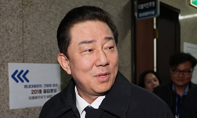 더불어민주당 김병기 전 원내대표가 30일 서울 국회 원내대표실을 나서고 있다. 연합뉴스