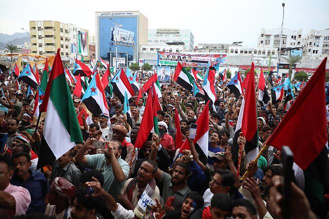예멘의 남부 항구도시 아덴에서 30일 주민들이 과거 남예멘 및 아랍에리미트연합의 국기를 들고 사우디아라비아를 비난하는 항의 시위를 벌이고 있다. EPA 연합뉴스