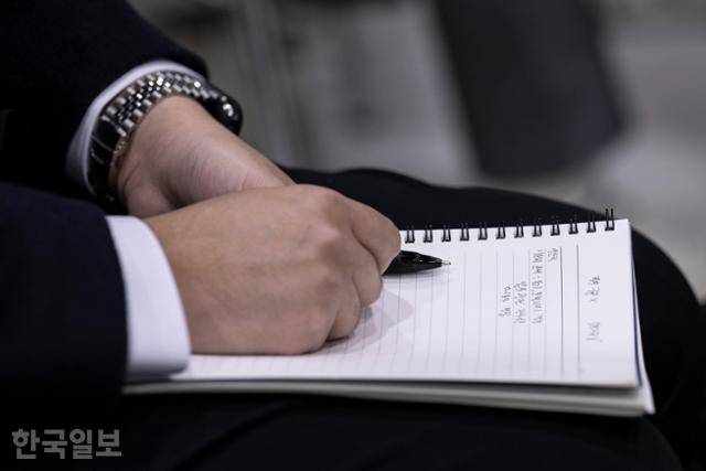 2023년 서울의 한 채용박람회에 참여한 구직자가 기업의 발표 내용을 필기하고 있다. 이한호 기자