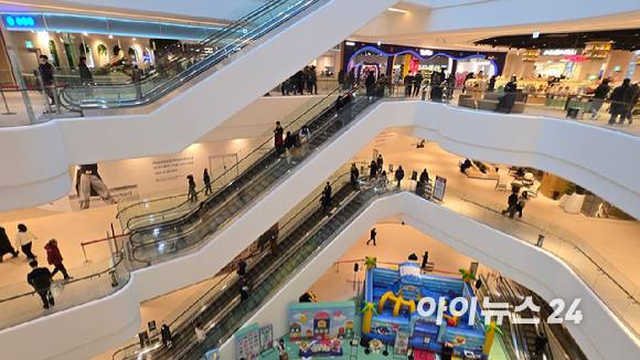 체험하면서 머무르는 복합쇼핑몰에 대한 소비자들의 관심이 커지고 있다. 사진은 스타필드 빌리지 운정 내부 전경. [사진=아이뉴스24 DB]