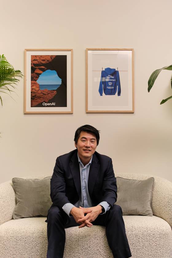 지난해 12월 11일 중앙일보와 인터뷰한 제이슨 권 오픈AI CSO. 권 CSO는 오픈AI의 정책·전략을 총괄하고 있다. [사진 오픈AI]