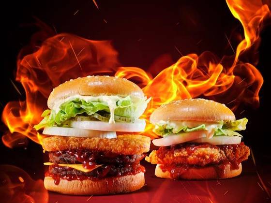 노브랜드 버거가 세계에서 가장 매운 고추로 알려진 고스트페퍼를 활용한 겨울 시즌 한정 버거 2종을 선보였다. 사진 신세계푸드