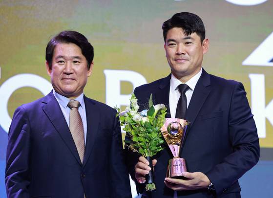 홀드상 노경은   (서울=연합뉴스) 한종찬 기자 = 24일 서울 송파구 롯데호텔 월드에서 열린 2025 신한 SOL뱅크 KBO 시상식에서KBO리그 투수부문 홀드상을 수상한 SSG의 노경은이 포즈를 취하고 있다. 2025.11.24   saba@yna.co.kr (끝)  〈저작권자(c) 연합뉴스, 무단 전재-재배포, AI 학습 및 활용 금지〉