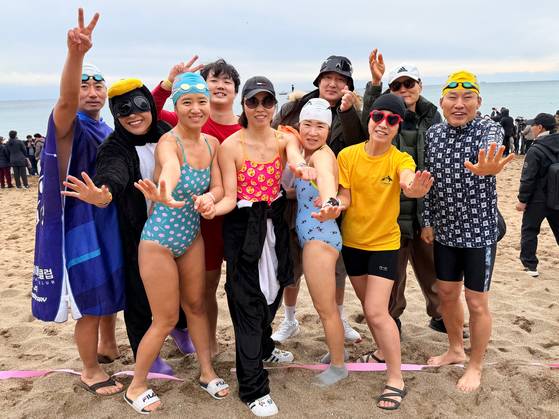 1일 낮 12시 제27회 서귀포 겨울바다 국제펭귄수영대회에 참가한 '서귀포칠십리' 수영 동호인들이 기념 사진을 찍고 있다. 최충일 기자 최충일 기자