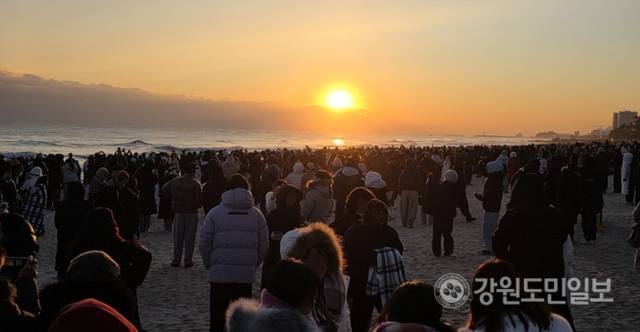 ▲ 1일 오전 7시 51분쯤 강릉 경포해변 백사장이 2026 병오년(丙午年) 새해 해맞이객들로 가득 찼다.황선우 기자