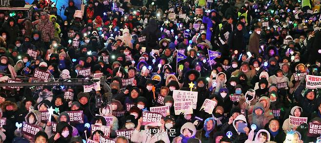 12·3 불법계엄 1주년인 지난달 3일 국회 앞에서 열린 ‘12·3 내란외환 청산과 종식, 사회대개혁 시민대행진’에 참여한 시민들이 응원봉을 들고 구호를 외치고 있다. 2025.12.03. 정효진 기자