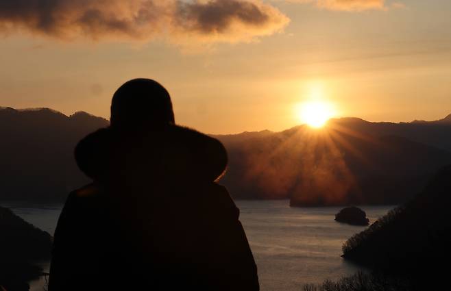 The first sun rises over the Soyang river in Gangwon Province on Thursday. (Yonhap)