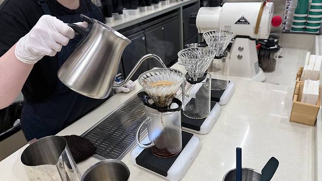 A barista at a cafe in Gangnam District, southern Seoul, brews decaf using the hand-drip method. [WOO JI-WON]