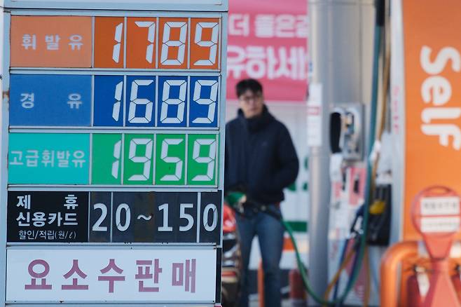 A driver refuels a car at a gas station in Seoul on Dec. 31, 2025. [YONHAP]