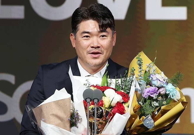 Noh Kyung-eun of the SSG Landers thanks his family and fans after being named Reliever of the Year at the Real Glove Awards ceremony at Grand Walkerhill Seoul hotel in Gwangjin District, eastern Seoul, on Dec. 1, 2025. [YONHAP]