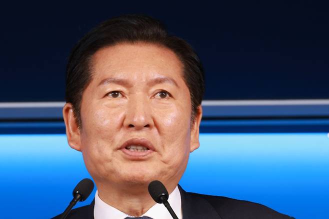 정청래 더불어민주당 대표가 지난 달 8일 서울 여의도 중앙당사 당원존에서 열린 전국노인위원회 임명장 수여식에 참석해 인사말하고 있다. 연합뉴스