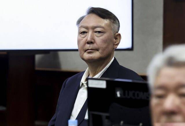 윤석열 전 대통령이 지난 9월 26일 서울 서초구 서울중앙지방법원에서 열린 '특수공무 집행 방해, 직권남용 권리행사 방해 혐의' 첫 재판에 출석해 있다. 사진공동취재단