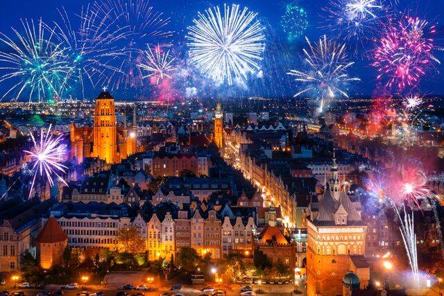 송구영신 예배는 교회력 절기에 따른 예배는 아니지만 사회문화적 맥락 속에서 점차 전통이 되고 있다. 사진은 폴란드 그단스크에서 예배당을 배경으로 새해 불꽃놀이가 펼쳐지는 모습. 게티이미지뱅크