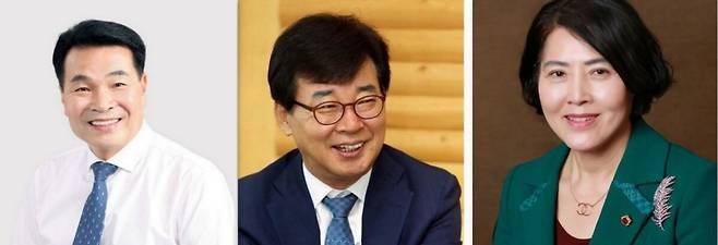 곽태수 전 전남도의원(왼쪽부터), 김성 장흥군수, 윤명희 전남도의원