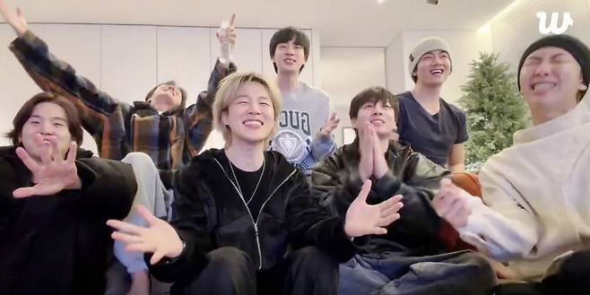 그룹 방탄소년단(BTS) 멤버들이 지난 31일 밤 새해맞이 카운트다운을 하며 환호하고 있다. 위버스 영상 캡처