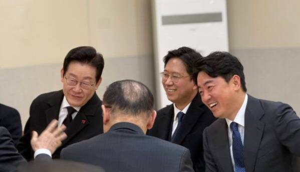 이재명 대통령(왼쪽)과 강훈식 대통령 비서실장"(오른쪽)이 웃으며 조찬을 하는 모습. 가운데는 배경훈 부총리 겸 과학기술정보통신부 장관. 강훈식 대통령 비서실장 페이스북 갈무리.